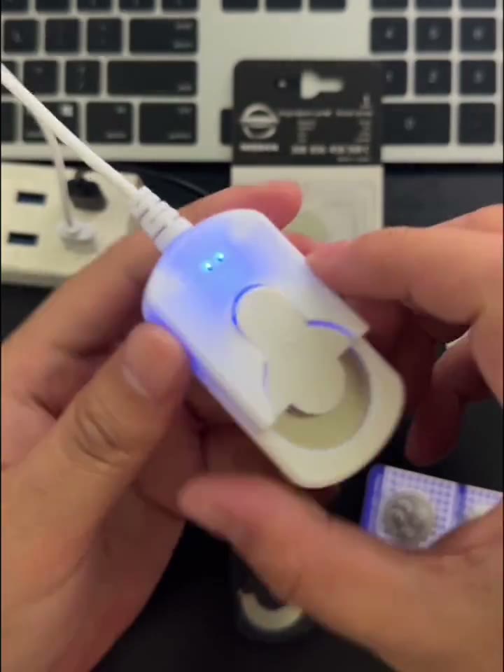 USB clip charger: battery placement and indicators