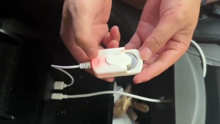 Rechargeable LIR and primary CR: visual comparison